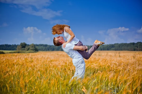 La ragazza in un campo di grano — Foto Stock