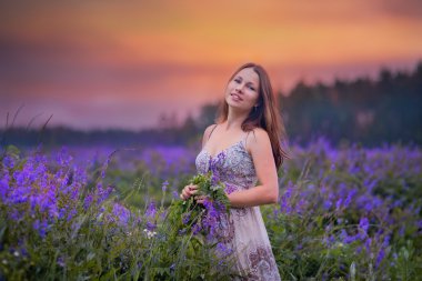 Çayırda güzel genç kadın