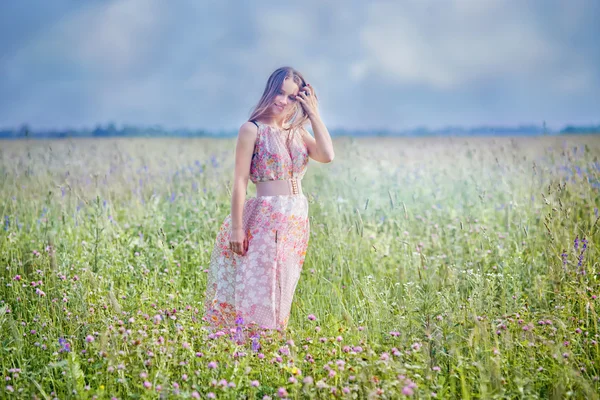 美丽的年轻女子，在草地上 — 图库照片
