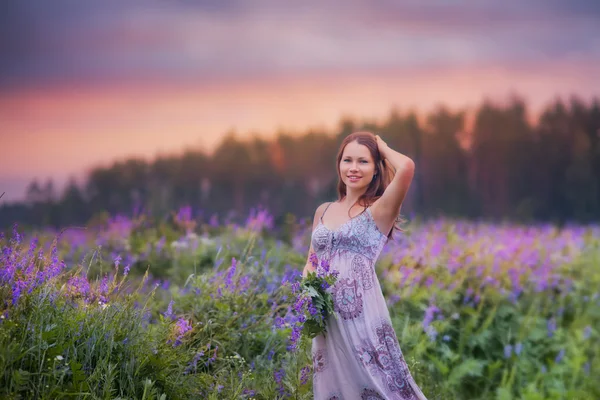 Gyönyörű fiatal nő, a réten — Stock Fotó