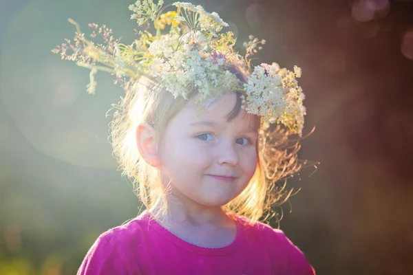 Χαριτωμένο κοριτσάκι στα λουλουδιών στεφάνι — Φωτογραφία Αρχείου
