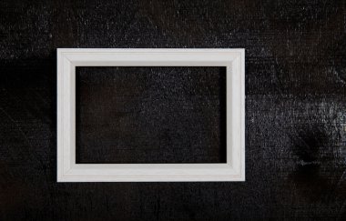 siyah zemin üzerine beyaz bir çerçeve