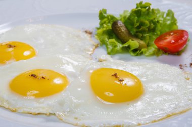 sahanda yumurta ve domates, salatalık ve salata