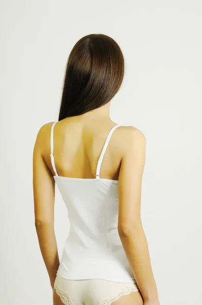Kvinna poserar i vita Casual underkläder — Stockfoto