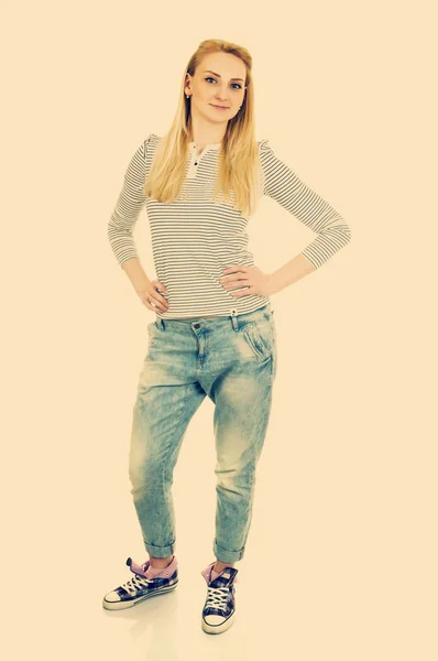 Attraktiv kvinna i jeans — Stockfoto