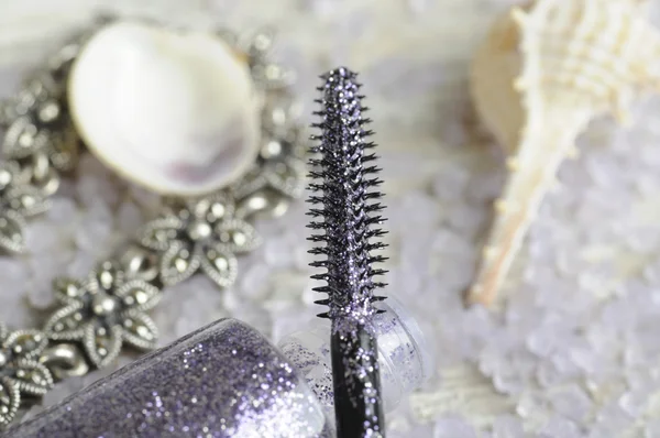 Glitter mascara   with shells and jewelry — Stock Photo, Image