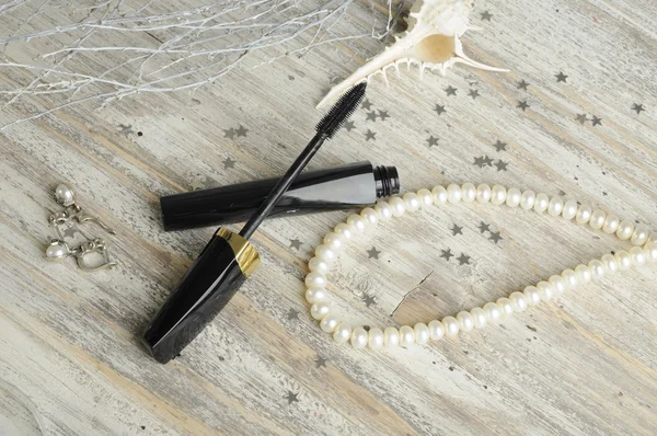 Borste svart mascara med halsband — Stockfoto