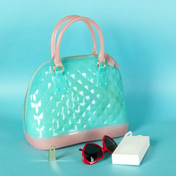 Damentasche mit Sonnenbrille und Geschenk — Stockfoto
