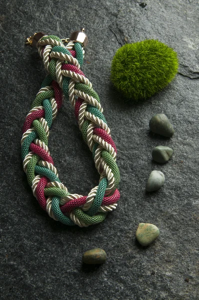 Женское ожерелье с мохом и камнями — стоковое фото