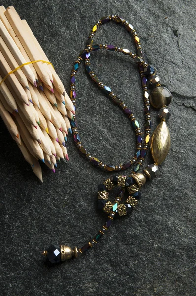 Kvinders halskæde med farverige blyanter - Stock-foto
