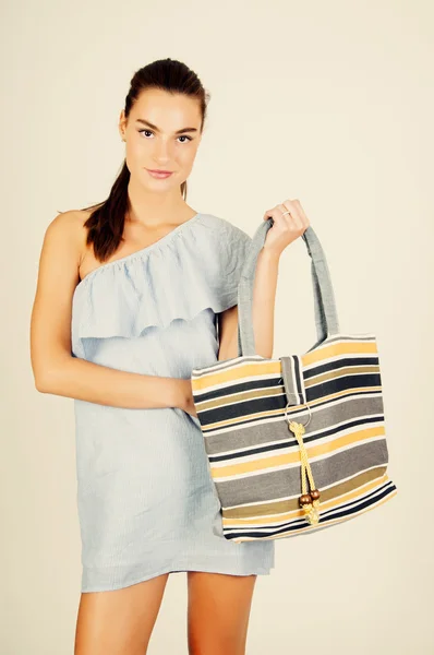 Kvinna håller snygg väska — Stockfoto