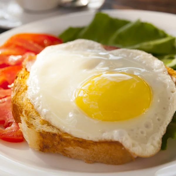 Telur orak-arik pada roti panggang — Foto Stok Gratis