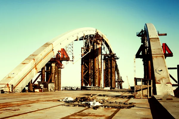 Podil's ' ko-Voskresens'kyi bridge i Kiev — Stockfoto