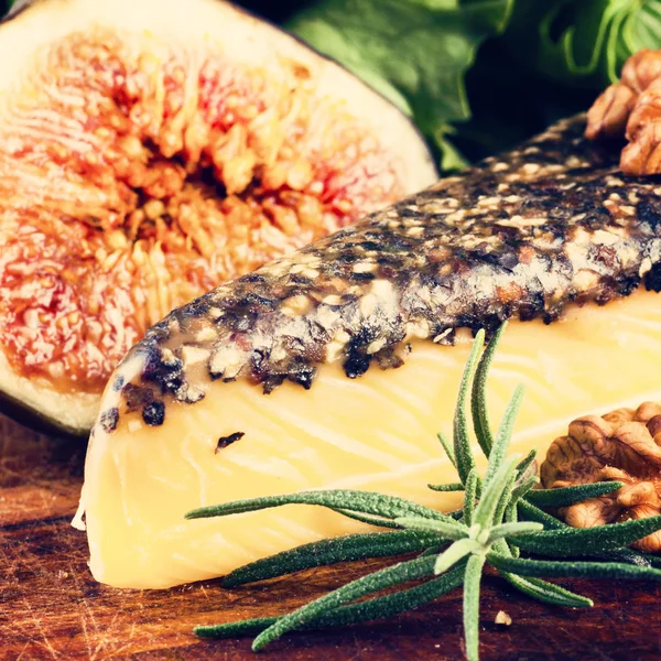 Formaggio affumicato con noci e fichi — Foto Stock