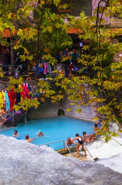 Loutra Pozar tıbbi Springs'te banyo insanlar