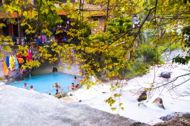 Loutra Pozar tıbbi Springs'te banyo insanlar