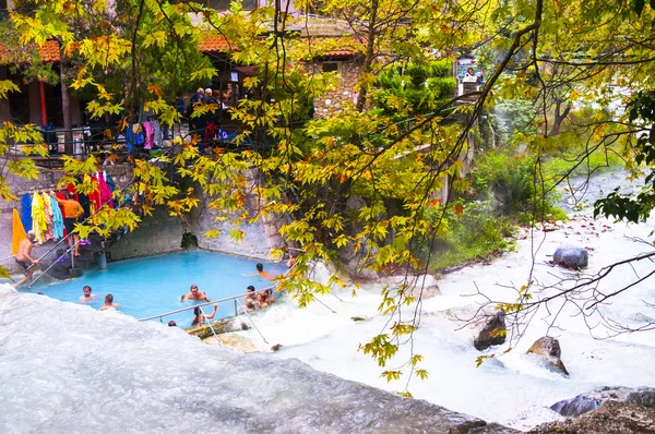 Menschen, die in Heilquellen von loutra pozar baden — Stockfoto