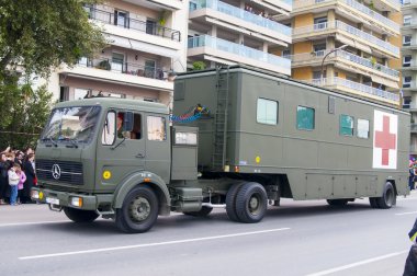 Ambulans araba OHI gün resmi geçit Selanik'te