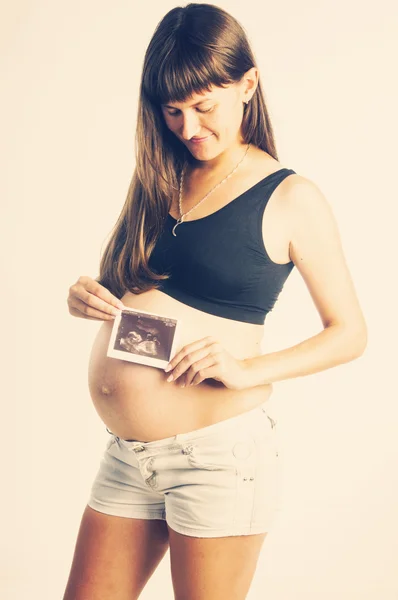 Schwangere mit Ultraschalluntersuchung — Stockfoto