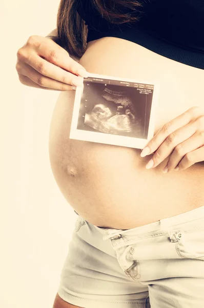 Gravid kvinna mage med ultraljudsundersökning — Stockfoto