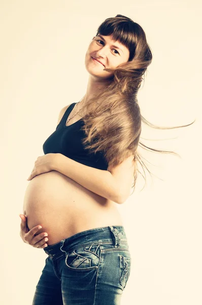 Těhotná žena s létáním vlasy — Stock fotografie