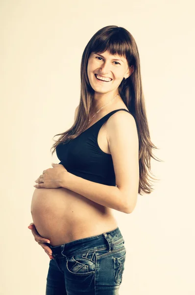 Schwangere hält ihren Bauch — Stockfoto