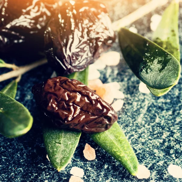 Aceitunas secas al sol con hojas verdes —  Fotos de Stock