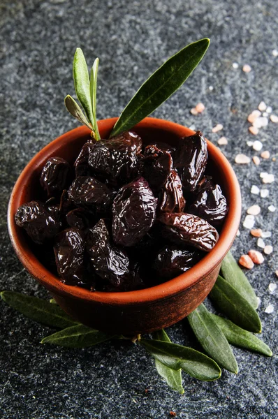 Sun sušených olivy v misce — Stock fotografie zdarma