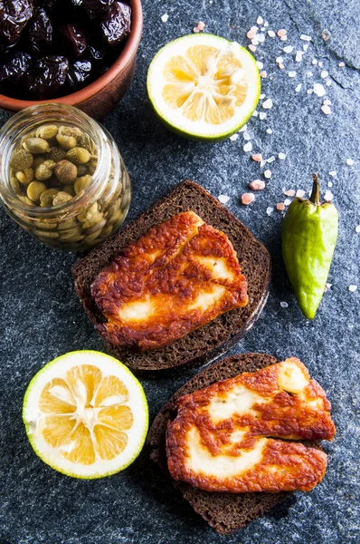 Sanduíches com queijo halloumi frito — Fotografia de Stock Grátis