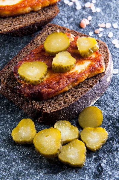 Stekt halloumi ost och pickles smörgåsar — Stockfoto