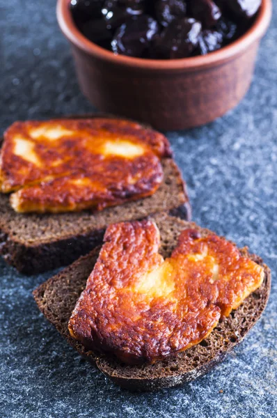 Roggenbrot mit gebratenem Halloumi-Käse — Stockfoto