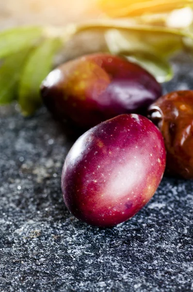 Råa Oliver med blad — Stockfoto