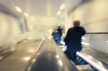 insanlar üzerinde yürüyen merdiven