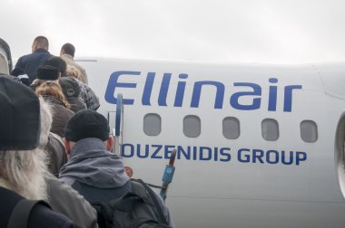 Uçağa binmeden insanlar