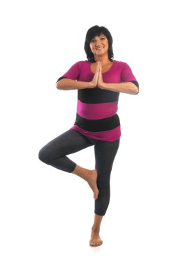 Olgun kadın Vrikshasana yoga poz