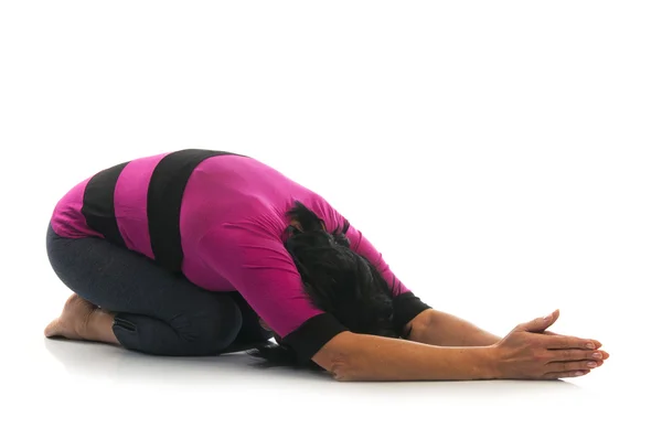 Vrouw in Balasana yoga pose — Stockfoto