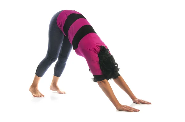 Donna matura in Urdhva Uttanasana posa yoga — Foto Stock