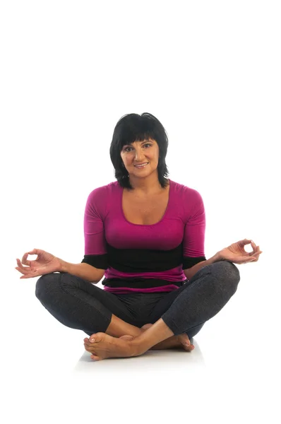 Mujer madura en pose de yoga fácil —  Fotos de Stock