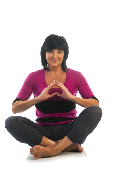 Reife Frau in einfacher Yoga-Pose — Stockfoto