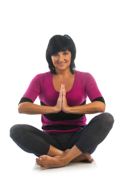 Mujer madura en pose de yoga fácil —  Fotos de Stock