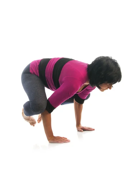 Reife Frau in Bakasana Yoga-Pose — Stockfoto