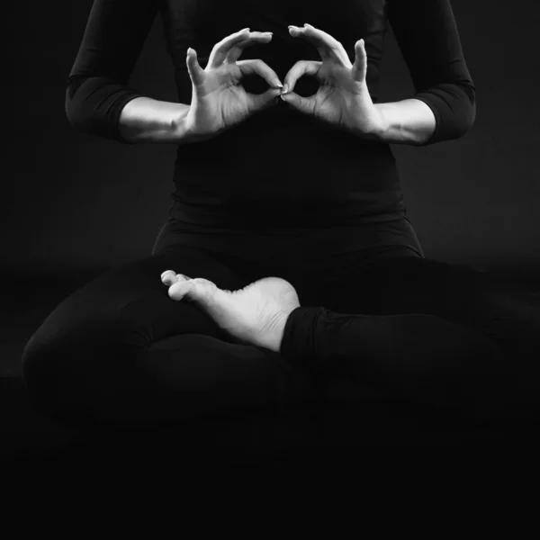 Mujer mostrando padma mudra gesto — Foto de Stock