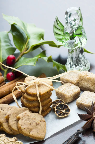 Gember koekjes en engel beeldje — Stockfoto