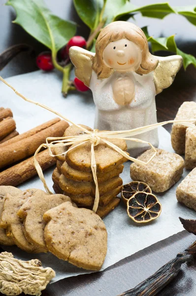 Ginger cookies and angel statuette — Stock Photo, Image