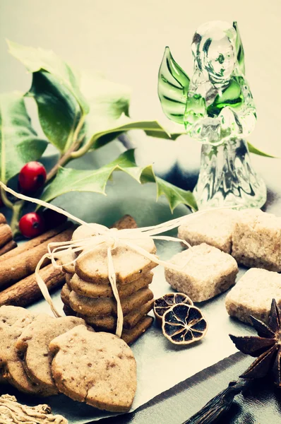 Ginger cookies and angel statuette — Stock Photo, Image