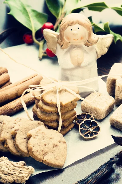 Ginger cookies and angel statuette — Stock Photo, Image