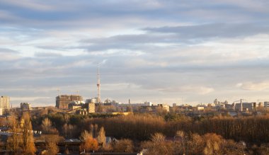 Kiev şehir üzerinde bulutlu gökyüzü