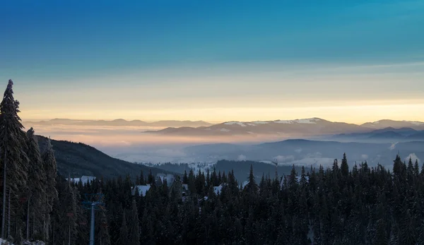 Puesta de sol en montañas de invierno — Foto de stock gratuita