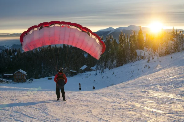Speedfliegen in den Winterbergen — kostenloses Stockfoto
