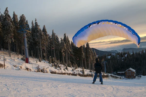 Kecepatan terbang di pegunungan musim dingin — Foto Stok Gratis